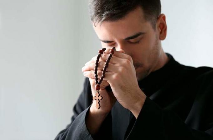 Tikai tīra ticība un spēcīgs lūgšanu var sakaut ļaunumu (Foto avots: shutterstock.com)