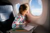 Kā lidot ar bērnu lidmašīnā: dzīve uzlaužas ceļošanai ziemā