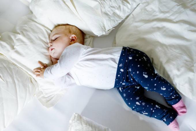 Cik daudz miega būtu bērns: noderīgs tabula
