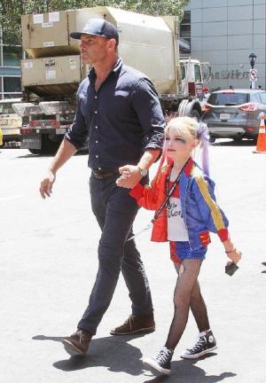 Ne kā visi citi: Holivudas aktrises Naomi Vatsa dēls staigā kleitās