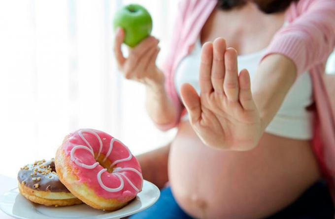 Ātrās ēdināšanas un alkohols - ne visi produkti, par kuriem ir sniegt grūtniecības laikā (Foto avots: shutterstosk.com)
