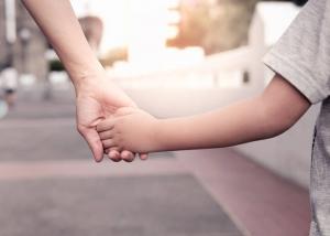 Kā savākt bērnu pastaigāties par dienu: konsultācijas no pieredzējušiem māmiņām