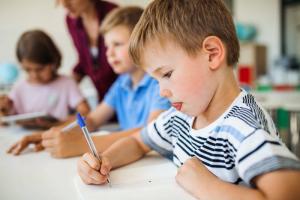 Kā novērst sliktu rokrakstu bērnam: padomi vecākiem