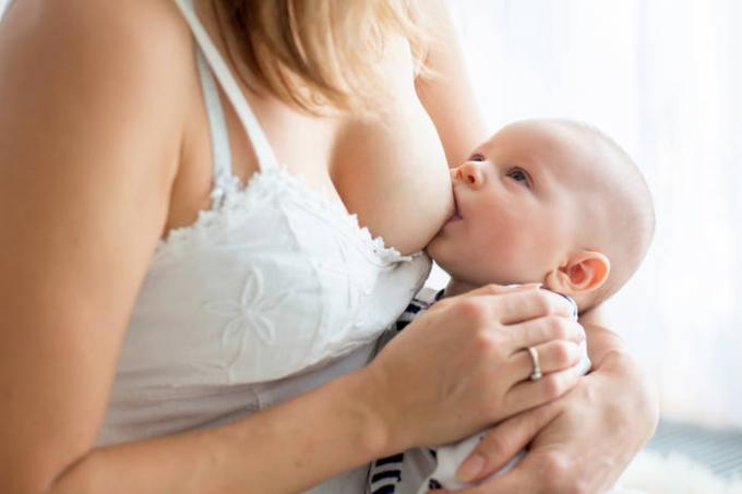 Sūces pienu no krūts barošanas mātēm: 5 risinājumus problēmai