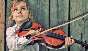 Kā mācīšanās spēlēt uz mūzikas instrumentiem ir bērna domas attīstības iestrādāšana