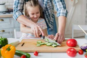 Mazais palīgs: kā iemācīt bērnam bezrūpīgi spuroties ar virtuves nazi