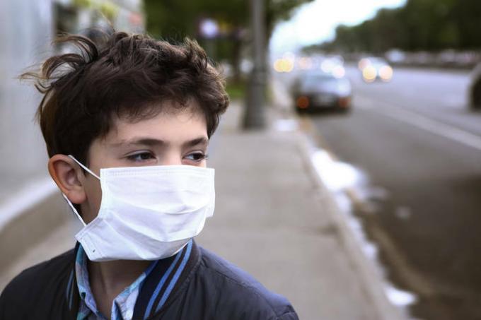 Ukrainas veselības ministrs pastāstīja, cik masku dienā vajag dot bērnam uz skolu