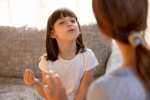 5 runas, kā jūs varat iemācīt bērnam, kamēr esat mājās