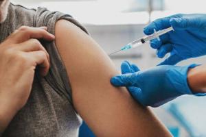 TOP 4 jauni mīti par vakcināciju pret COVID-19: Veselības ministrijas atspēkojums