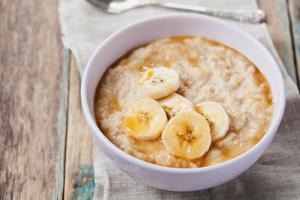 Ko pagatavot brokastīs bērnam: kukurūzas putra ar banānu pildījumu (recepte)