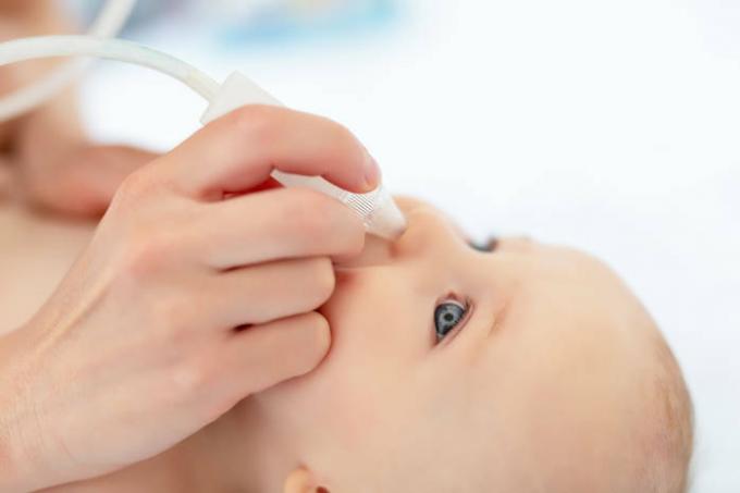 Vai ir iespējams pilināt mātes pienu bērna degunā: atbild ārsts Komarovskis