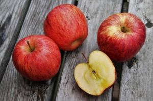 5 iemesli, kāpēc jums ir nepieciešams ēst ābolus