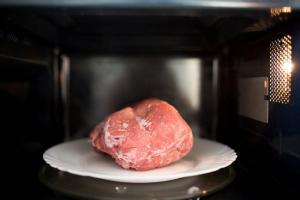 Kāpēc jūs nevarat atkausēt gaļu mikroviļņu krāsnī