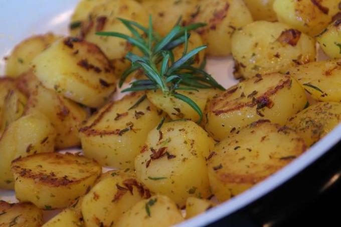 Karaliskie kartupeļi ar ķiplokiem un zaļumiem: recepte, kas jūs uzvarēs