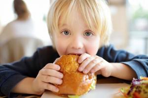 Nav desu un desu: skolas ēdnīcās pārtika tiek novirzīta uz veselīgu normu