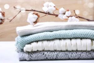 Dūnu jakas, džemperi un zeķubikses: kā pareizi kopt ziemas garderobi
