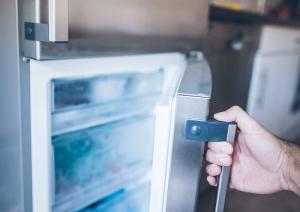 Kāpēc ievietot drēbes ledusskapī: 5 negaidīti iemesli