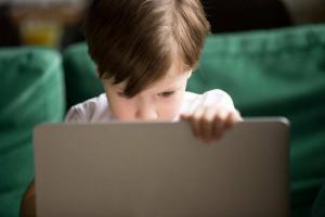 Slazdi tīklā: TOP-10 noteikumi par bērnu drošu uzvedību tiešsaistē