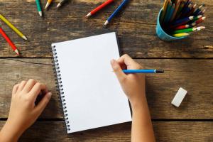Kā iemācīt bērnam pareizi turēt pildspalvu: 3 vienkāršas iespējas