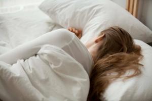 Tiek nosaukta veselībai kaitīga miega poza