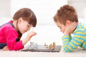 7 iemesli, kāpēc pirmsskolas vecuma bērns dod šahu