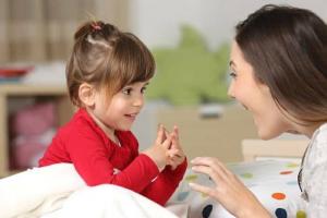 Kā iemācīt mazulim runāt: 8 noteikumi runas attīstīšanai