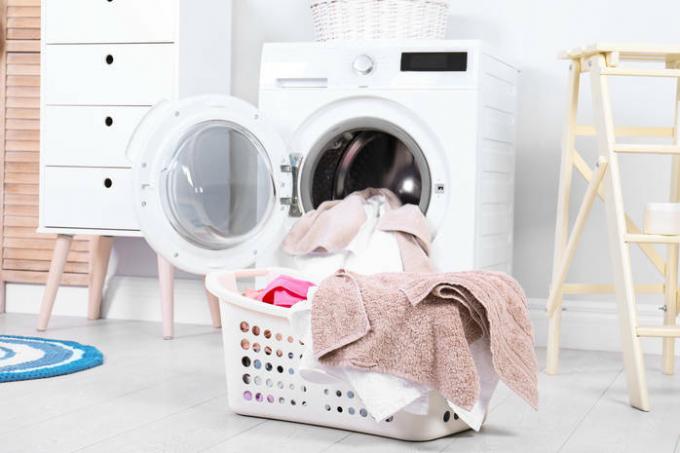 Kādā temperatūrā mazgāt drēbes, lai iznīcinātu koronavīrusu?
